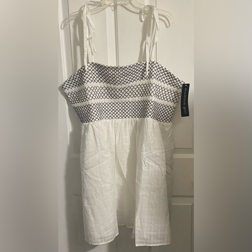 NWT.. MADDEN GIRL WOMENS PLUS WHITE TIE SHOULDER TIE SMOCKED DRESS - Picture 9 of 13